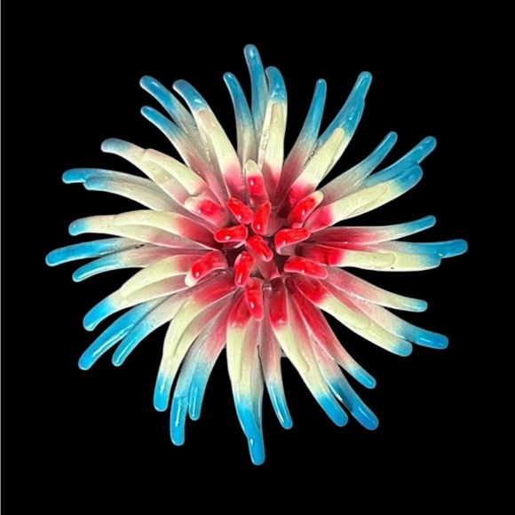 Vintage Mid Century Red, White and Blue Patriotic Chrysanthemum Brooch. - Picture 3 of 4